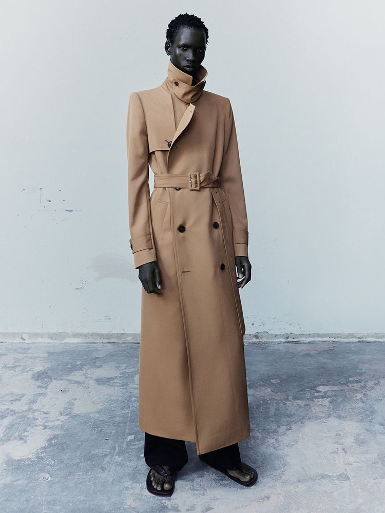 abraham_ajoung_sight_0000_springsummer2024abrahamwearslook1narrowlongtrenchcoatwithpagodashoulders.+Tight+f.jpg